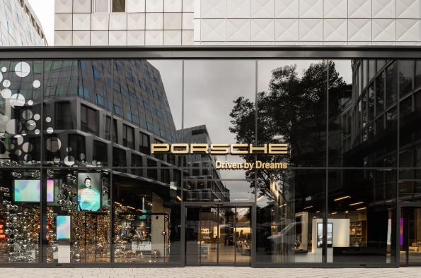 PORSCHE ALEMANIA HA ABIERTO SU PRIMERA TIENDA DE MARCA EN STUTTGART