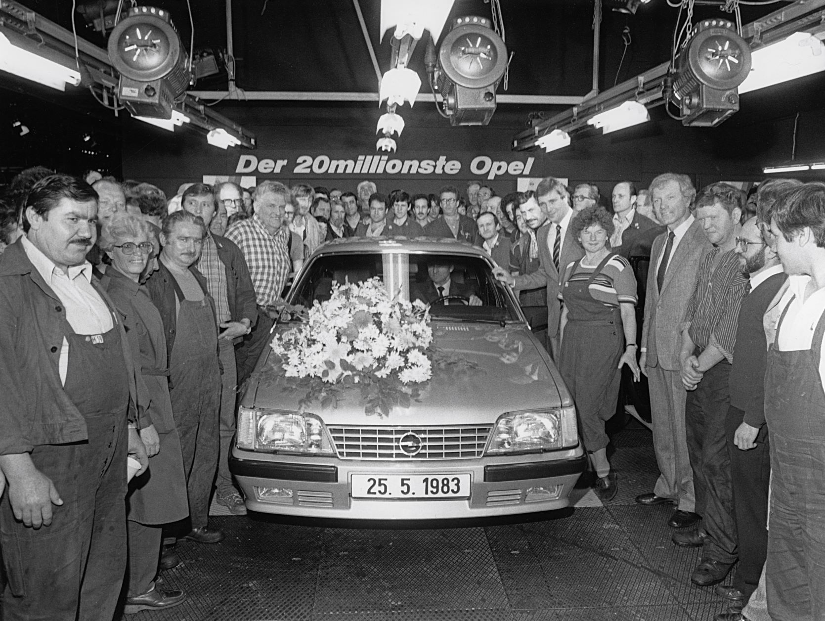 EN 1983 UN SENATOR CD GRIS PLATEADO QUE SALE DE LA FÁBRICA DE RÜSSELSHEIM SE CONVIERTE EN EL OPEL NÚMERO 20 MILLONES