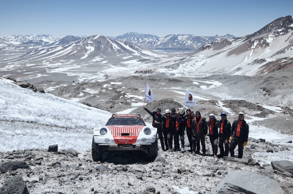 UN PORSCHE 911 ES UNO DE LOS POCOS VEHÍCULOS EN HABER ALCANZADO LA CIMA DEL VOLCÁN OJOS DEL SALADO EN CHILE