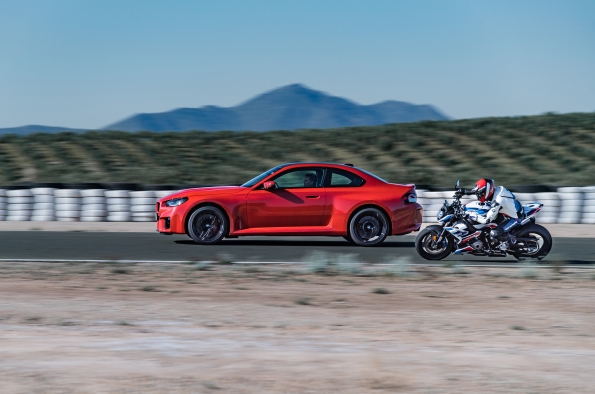 EL BMW M2 Y LA M 1000 R SE DISPUTAN LA BELLEZA, CONTROL, VELOCIDAD, POTENCIA, RENDIMIENTO Y ADRENALINA.