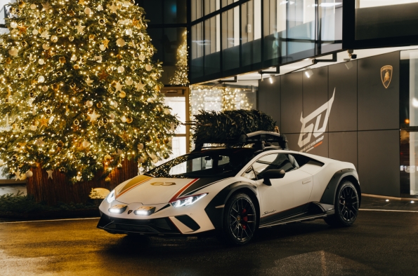 AUTOMOBILI LAMBORGHINI FELICITA LAS FIESTAS CON UN NUEVO VÍDEO