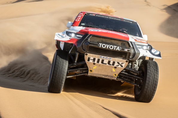 LA MÁS RECIENTE VERSIÓN DEL TOYOTA GR DKR HILUX T1+ ESTÁ PREPARADA PARA DEFENDER SU TÍTULO EN EL RALLY DAKAR 2023.