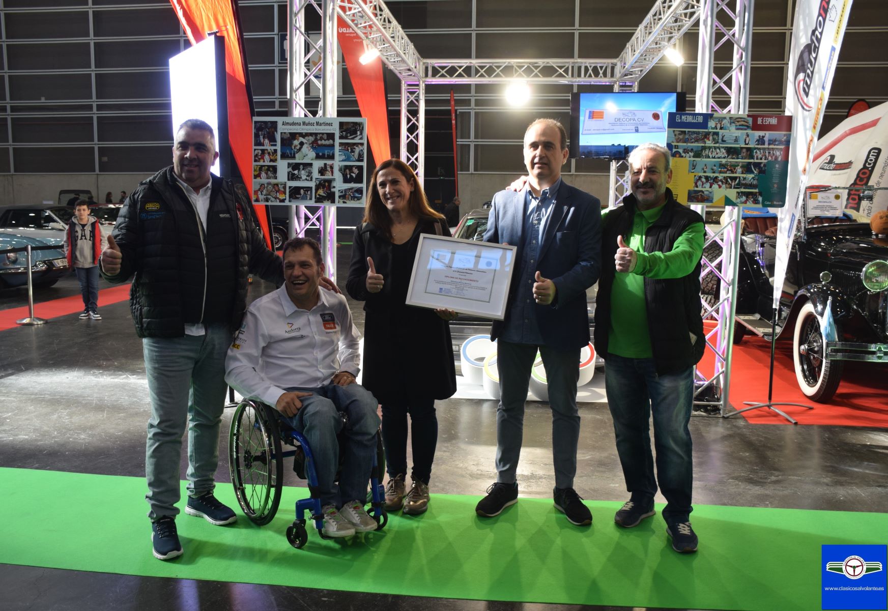 DAVID GARCÍA, ALBERT LLOVERA, ALMUDENA MUÑOZ, FERNANDO CÓRDOBA Y VÍCTOR CASTILLEJOS EN EL MOMENTO DE ENTREGARLE A LA ATLETA OLÍMPICA UNA PLACA DE HOMENAJE POR PARTE DE DECOPA.CV 