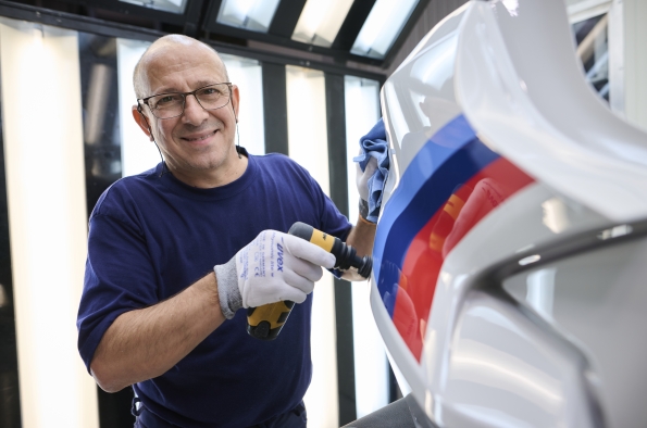 LOS DETALLES DE DISEÑO DEL BMW 3.0 CSL PROCEDEN DEL TALLER DE PINTURA PERSONALIZADA DEL GRUPO BMW EN LA PLANTA DE LANDSHUT