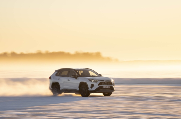 EL TOYOTA RAV4 GR SPORT OFRECE UNA EXPERIENCIA SUPERIOR AL VOLANTE CON UNA SUSPENSIÓN AFINADA