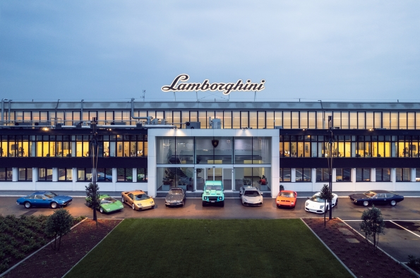 EN 2023 LAMBORGHINI CELEBRA SU 60 ANIVERSARIO