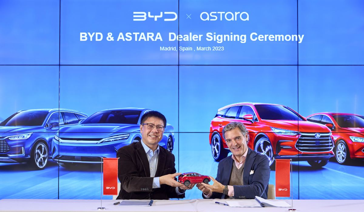 Michael Shu (General Manager of BYD Europe and the International Cooperation Division) y Jorge Belzunce (Managing Director Southern Europe en Astara)