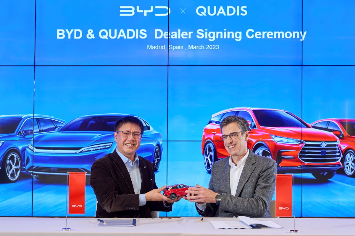 Michael Shu (General Manager of BYD Europe and the International Cooperation Division) y  Lluís Soler (CEO de QUADIS)