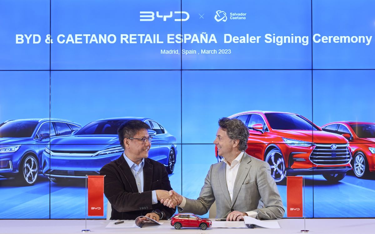 Michael Shu (General Manager of BYD Europe and the International Cooperation Division) y Paulo Pereira (Country General Manager de Caetano Retail España)