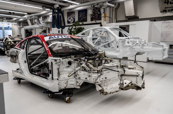 RESTAURACIÓN CON PIEZAS ORIGINALES DEL PORSCHE 911 GT3 R DE KÜS TEAM BERNHARD