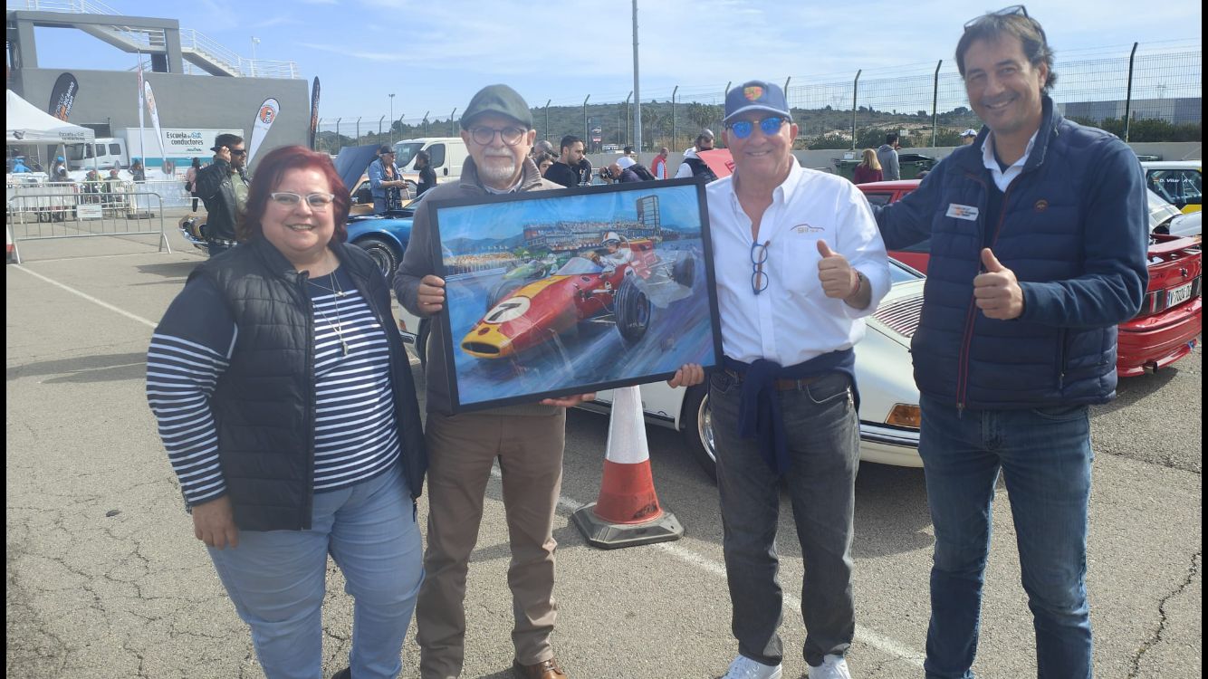 YANELA GIL, COORDINADORA DE LA EXPOSICIÓN, EL PINTOR JOSÉ MARÍA VILLAFUERTE, TINO GUARDIOLA, POR PARTE DE “MÁS QUE CLÁSICOS” Y GABRIEL BERRUGA POR PARTE DEL CIRCUIT RICARDO TORMO