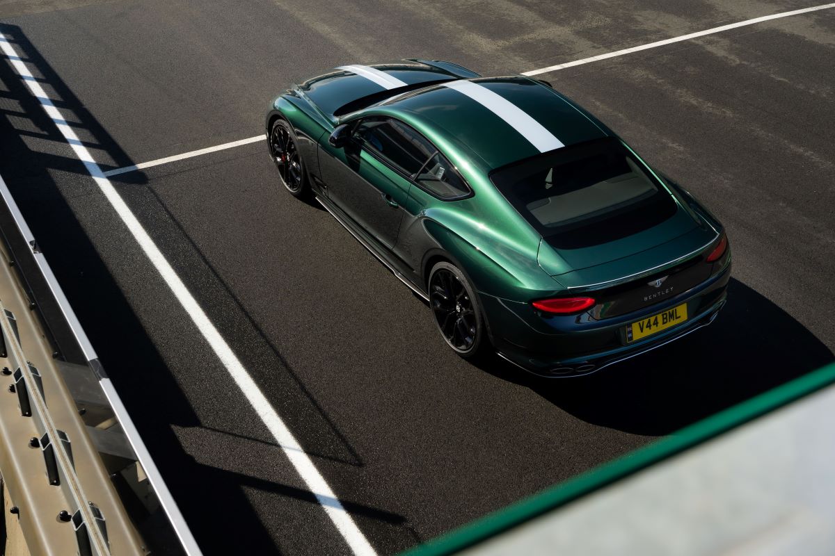 EVOCATIVE EXTERIOR STYLING IN VERDANT GREEN WITH MOONBEAM RACING STRIPE