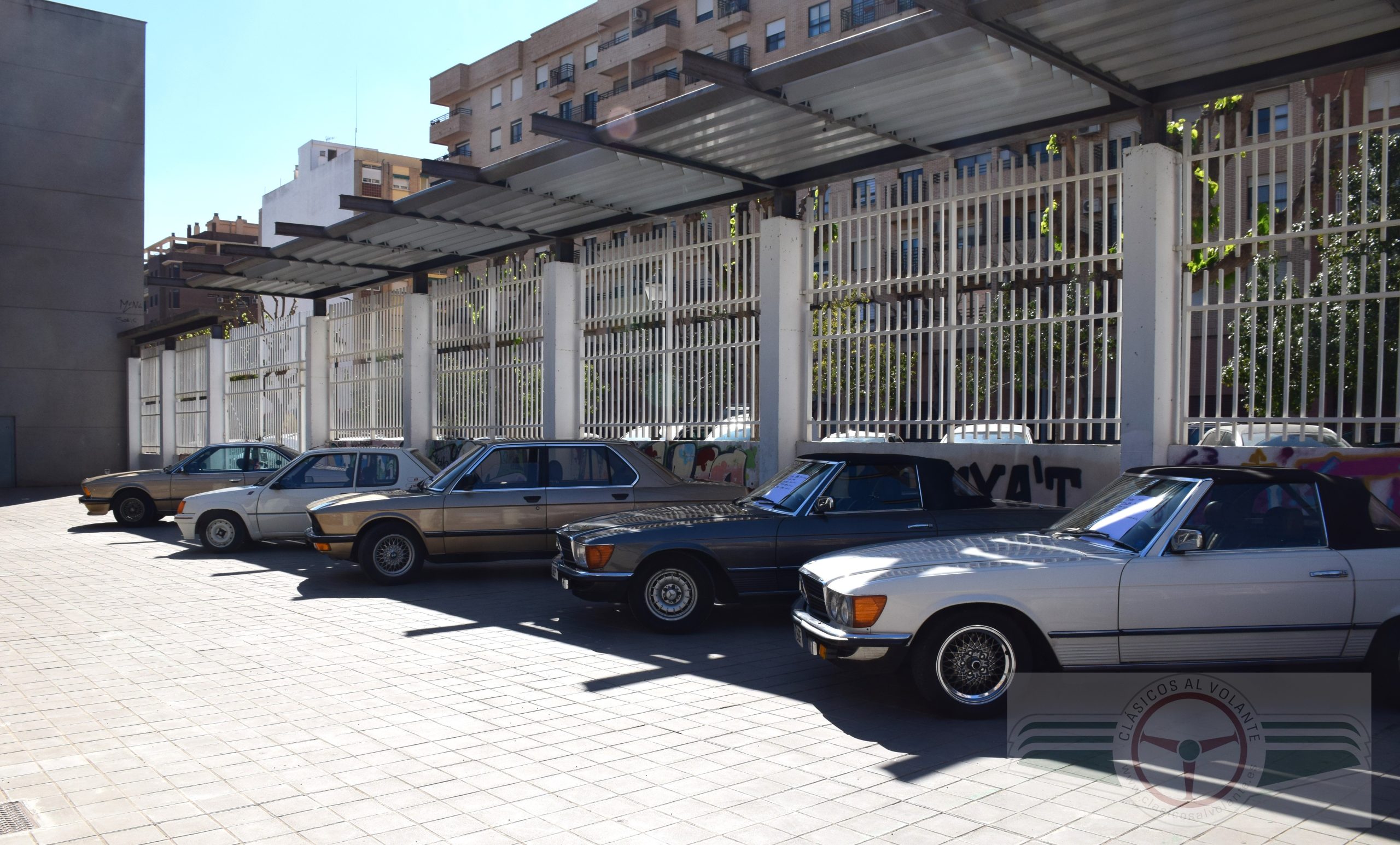 LOS CLÁSICOS SE ESTACIONARON EN EL PATIO DEL CENTRO CLASIFICADOS POR NACIONALIDADES Y MARCAS: EN LA IMAGEN LOS COCHES ALEMANES DE LAS MARCAS BMW Y MERCEDES.