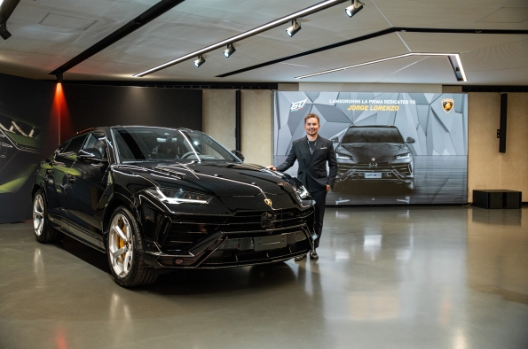 JORGE LORENZO Y SU LAMBORGHINI URUS S