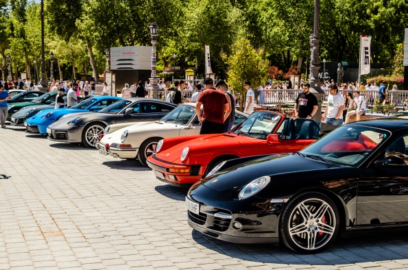 MÁS DE 150 PORSCHE 911 DE TODAS LAS ÉPOCAS SE REUNIERON EN LA PLAZA DE ESPAÑA DE SEVILLA