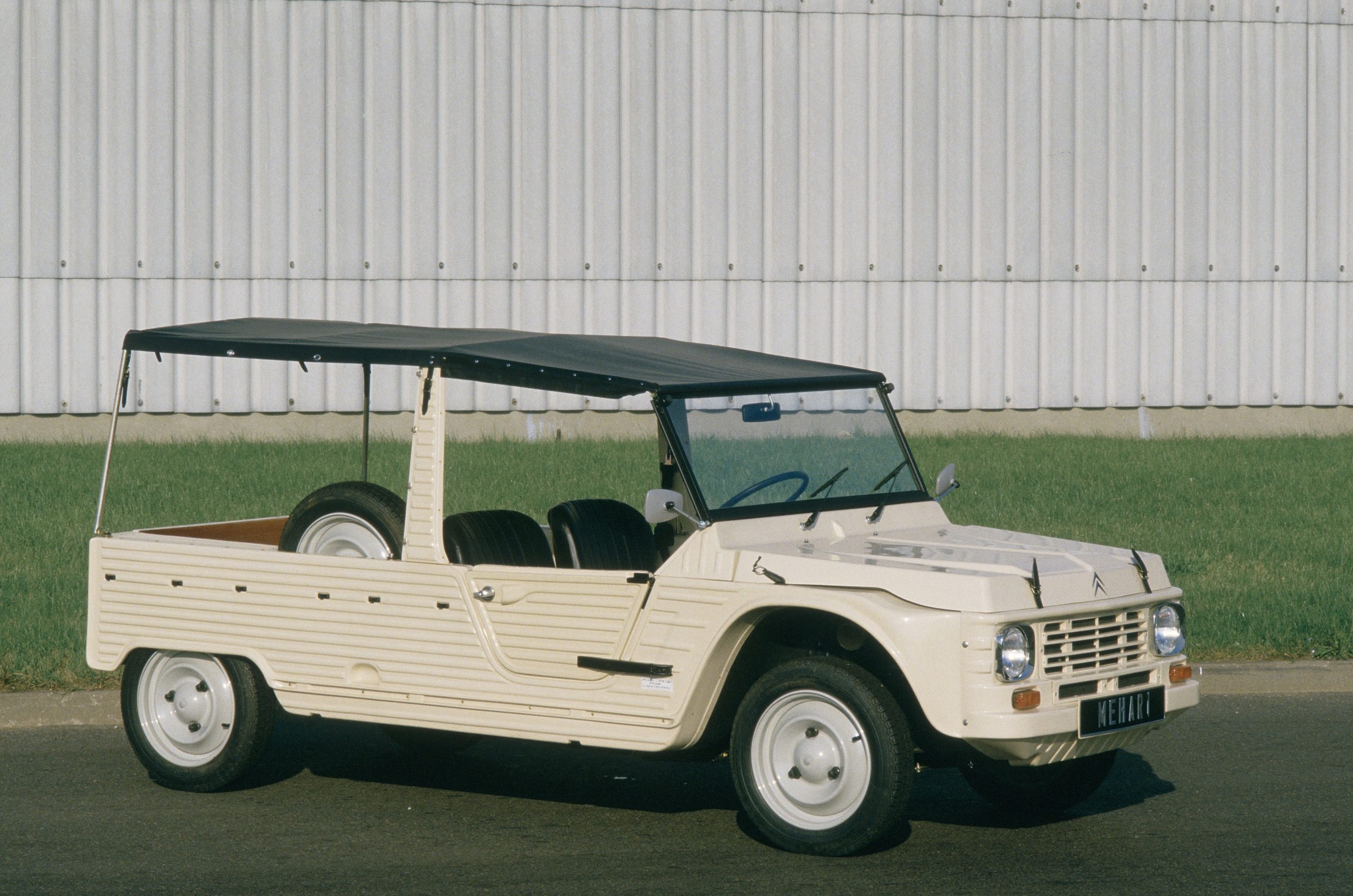 CITROËN MEHARI ENTERPRISE EN UN APARCAMIENTO EN 1978