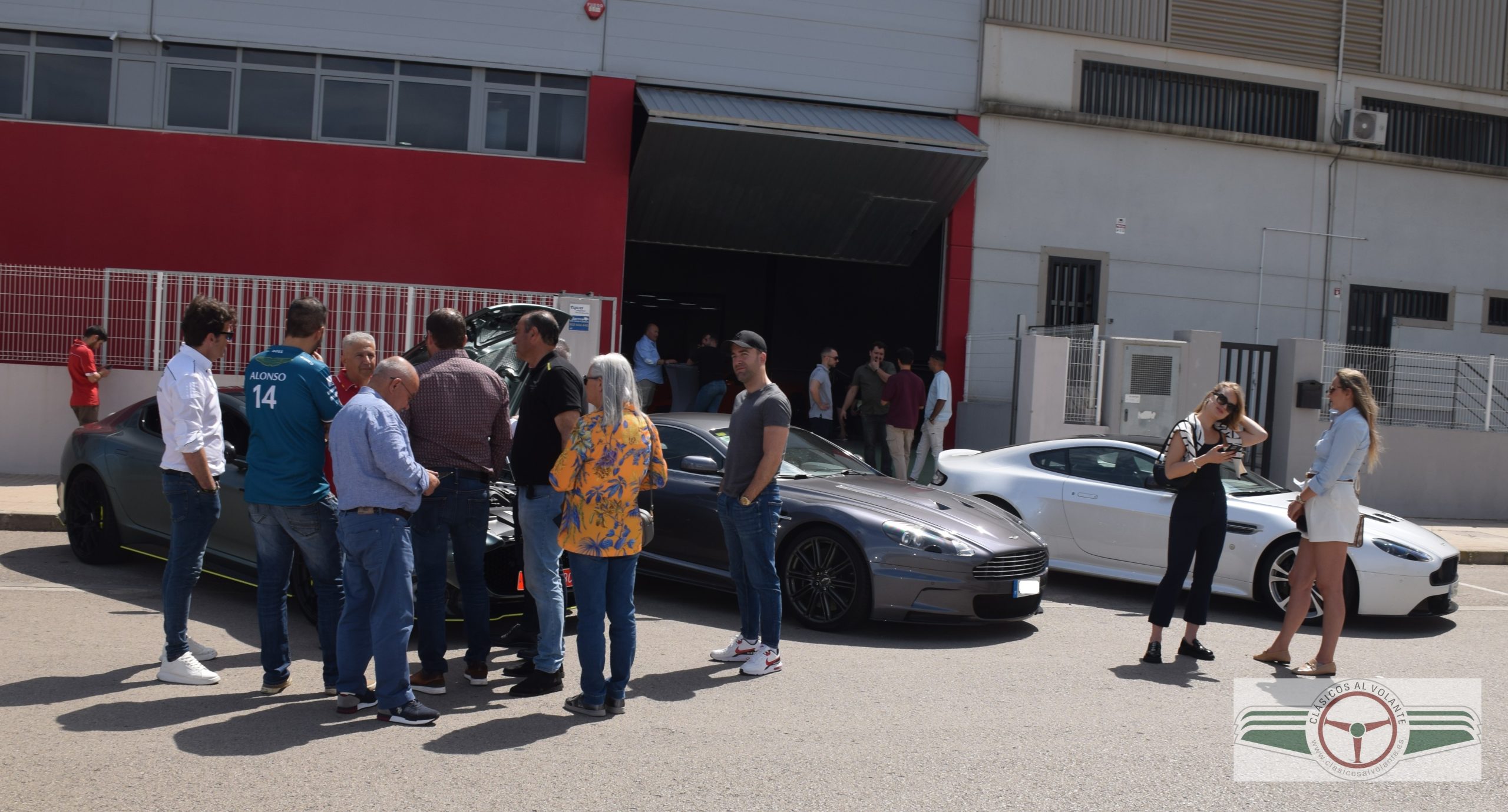 EN LA PUERTA DE SPANIA GTA ESTACIONARON LA VEINTENA DE ASTON MARTIN QUE PARTICIPARON EN EL ENCUENTRO DEL AMOC SPAIN