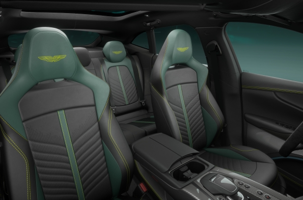 EN EL INTERIOR, EL AMR23 EDITION AÑADE UNAS LLAMATIVAS COSTURAS DE CONTRASTE EN COLOR LIMA AL INTERIOR CON CONFIGURACIÓN BITONO ONYX BLACK / EIFEL GREEN