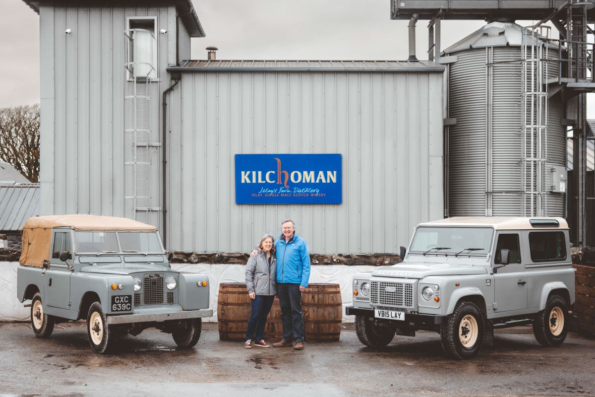 LAND ROVER CLASSIC COLABORA CON LA DESTILERÍA KILCHOMAN PARA EL LANZAMIENTO DE UN WHISKY Y UN CLASSIC DEFENDER DE EDICIÓN LIMITADA