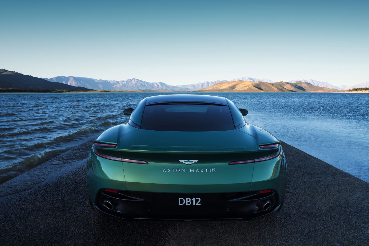 EL LLAMATIVO Y ENÉRGICO DISEÑO EXTERIOR DEL NUEVO DB12 ES LA EXPRESIÓN PERFECTA DE LA FUERZA Y LA POTENCIA