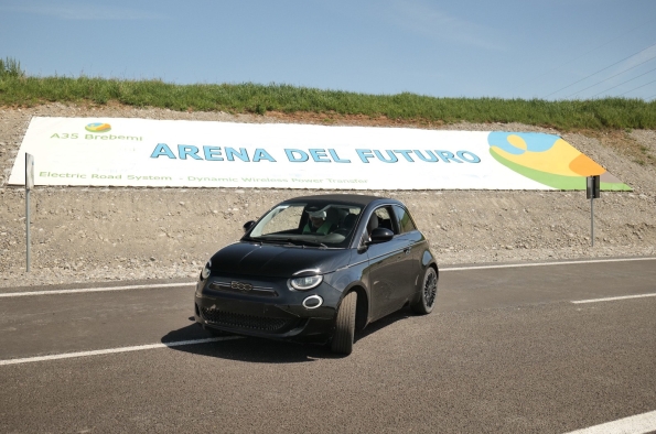 EL FIAT 500 ELÉCTRICO CARGA SUS BATERÍAS MIENTRAS CIRCULA EN LA ARENA DEL FUTURO