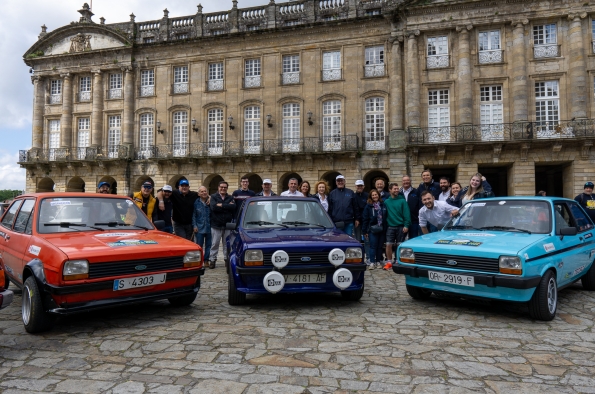 LOS FANS DE FORD SE REÚNEN CON SUS COCHES CLÁSICOS EN SANTIAGO DE COMPOSTELA