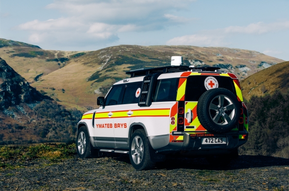 LA CRUZ ROJA BRITÁNICA EMPIEZA A UTILIZAR EL DEFENDER 130 DEL JUBILEO DE PLATINO DE LA REINA