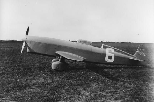 . EN 1933, RENAULT COMPRÓ EL FABRICANTE CAUDRON Y CREÓ LA EMPRESA CAUDRON-RENAULT. TODOS LOS AVIONES LLEVAN EL NOMBRE DE UN VIENTO Y EL C460, UN AVIÓN DE CARRERAS MONOPLAZA DISEÑADO PARA BATIR RÉCORDS, SE CONVIERTE EN RAFALE EN 1934