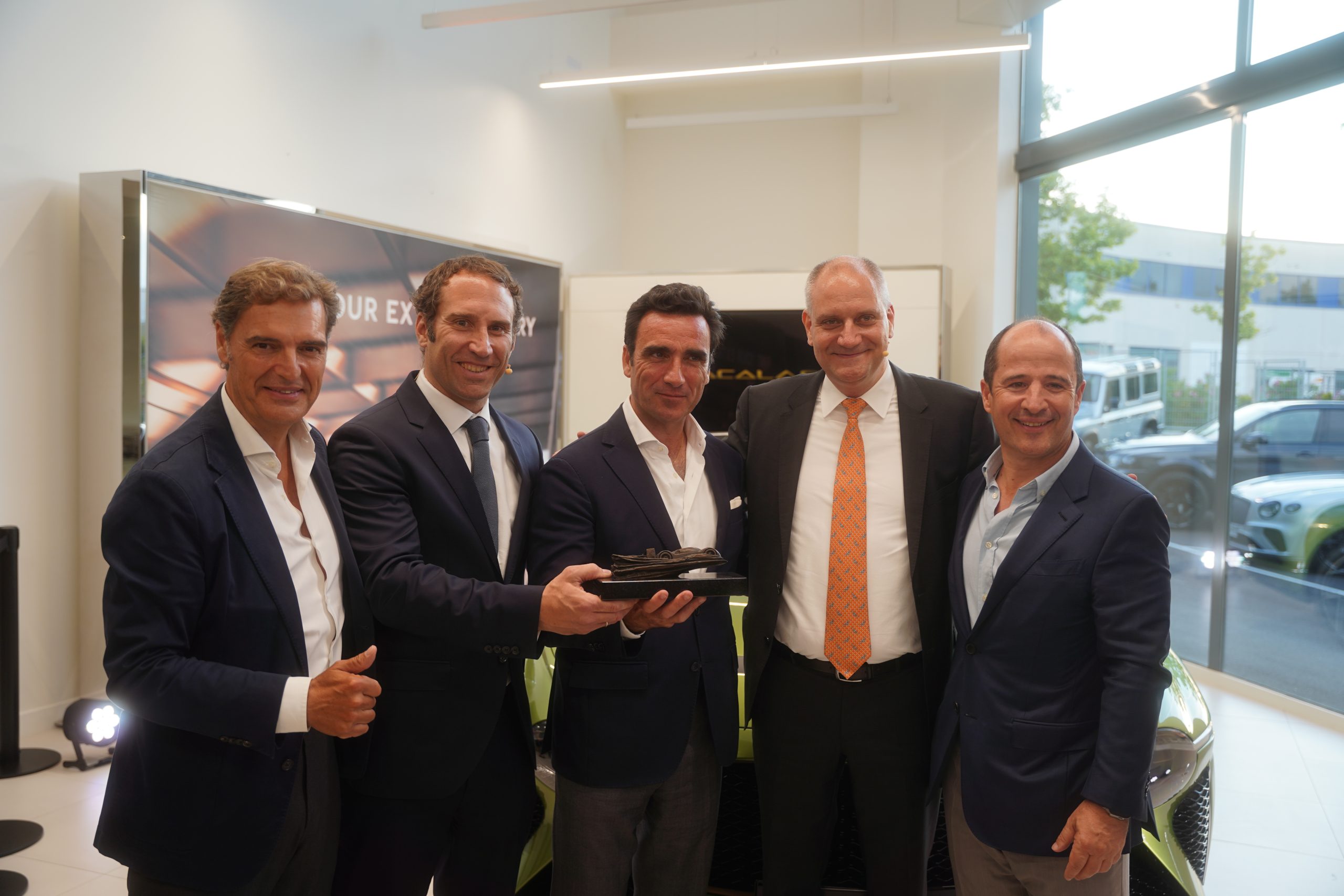 JULIO TRENAS, DIRECTOR GENERAL DE BENTLEY MADRID CON SU EQUIPO Y BALAZS ROOZ, DIRECTOR REGIONAL DE BENTLEY MOTORS EUROPA, DURANTE LA INAUGURACIÓN DE LAS NUEVAS INSTALACIONES