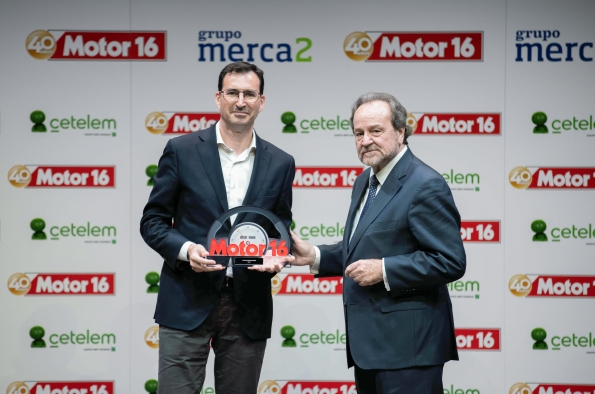 CARLOS DE LUIS, DIRECTOR DE COMUNICACIÓN DE SEAT ESPAÑA, FUE EL ENCARGADO DE RECOGER EL PREMIO CONCEDIDO POR MOTOR 16