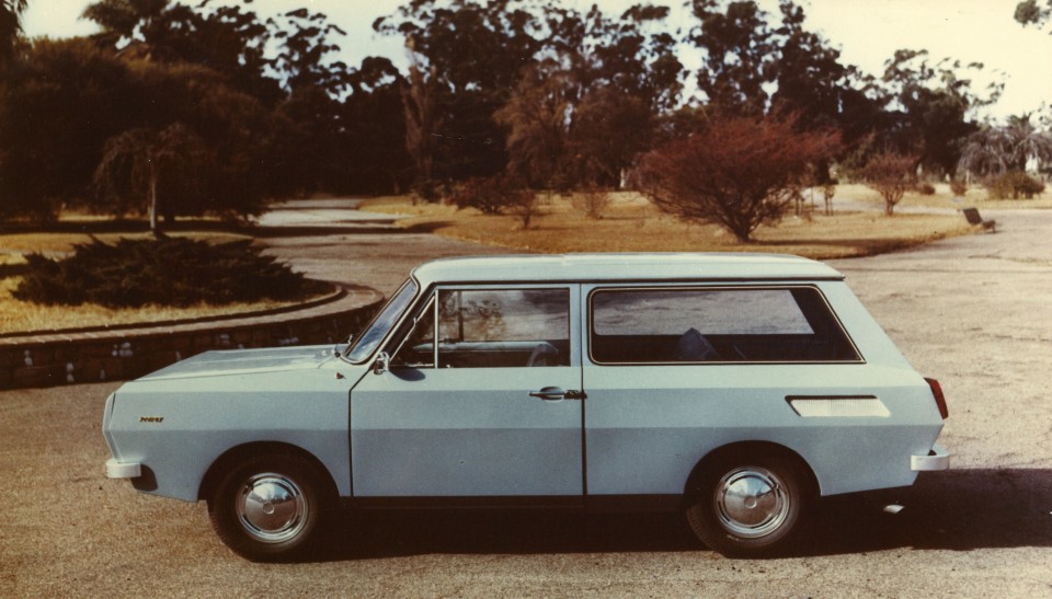 LA  CARROCERÍA STATION WAGON DEL NSU "URUGUAY" SÓLO DOS PUERTAS SE CARACTERIZA POR UN ANGULOSO DISEÑO Y UNAS FORMAS MUY CUADRADAS