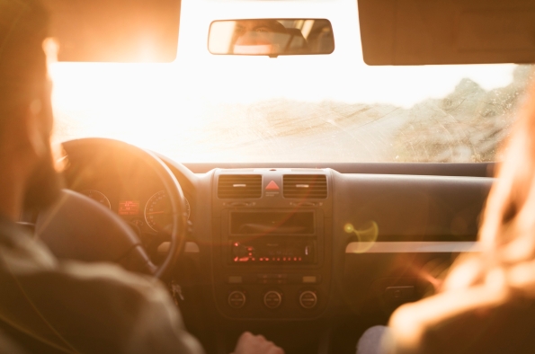 ¿CÓMO AFECTAN EL SOL Y EL VERANO A LA CONDUCCIÓN?