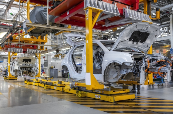 SITUADO EN EL CORAZÓN DEL TECNOCENTRO, EL BUQUE INSIGNIA DE LA INGENIERÍA DE RENAULT GROUP, EL CENTRO DE PRODUCCIÓN DE PROTOTIPOS DA VIDA A LOS PRIMEROS PROTOTIPOS DINÁMICOS DE LOS FUTUROS MODELOS DE LA GAMA RENAULT