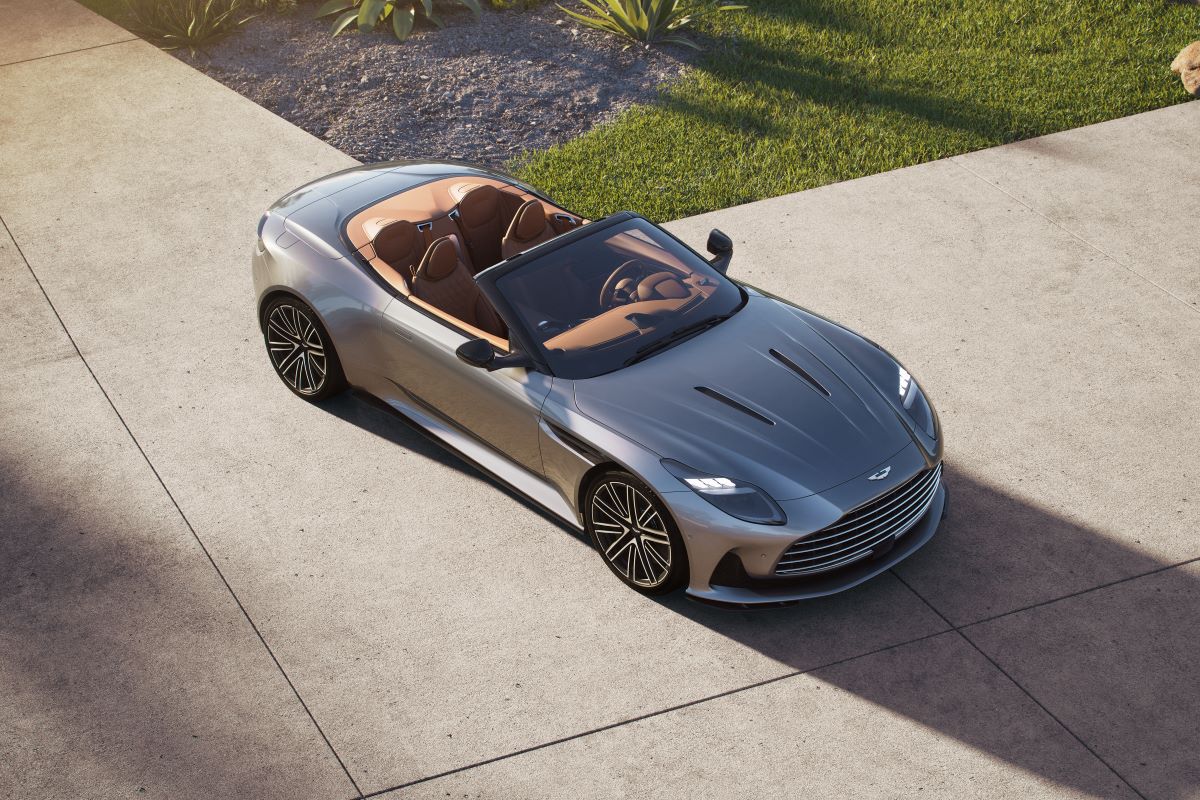 •	EL NUEVO DB12 VOLANTE SUMA LA ELEGANCIA Y LA INTERACCIÓN DE LA CONDUCCIÓN DESCAPOTABLE A UNA FUSIÓN DE ULTRALUJO, POTENCIA Y DINÁMICA DEPORTIVA QUE ES LÍDER EN SU CATEGORÍA