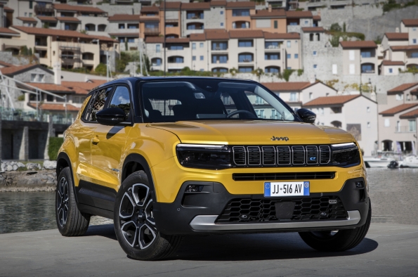 EL JEEP AVENGER APORTA TECNOLOGÍAS AVANZADAS Y ELECTRIFICACIÓN AL UNIVERSO DE LOS SUV COMPACTOS