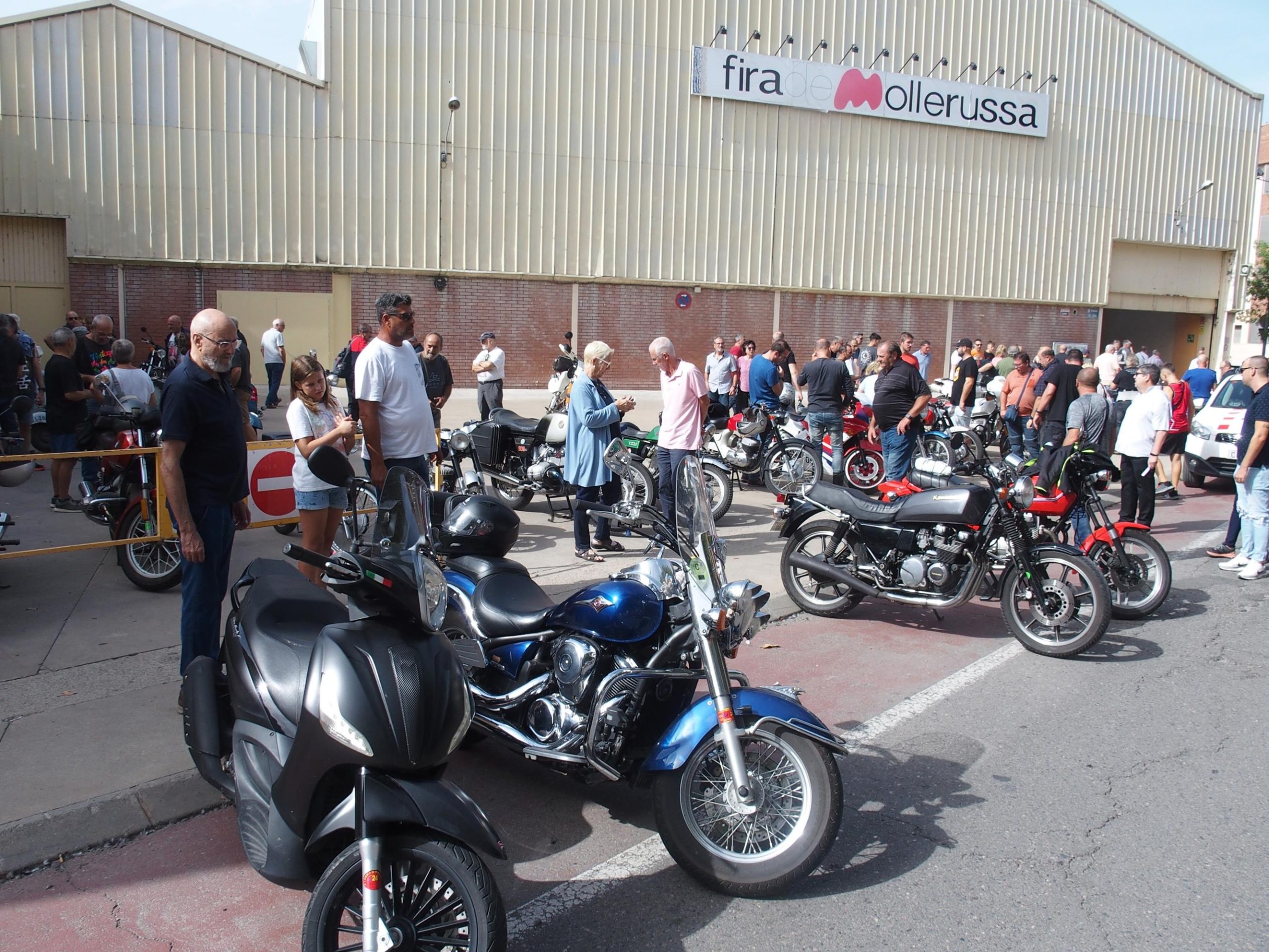 ALGUNAS DE LAS MOTOS PARTICIPANTES EN EL ENCUENTRO DE CLÁSICAS, ANTES DE LA SALIDA 