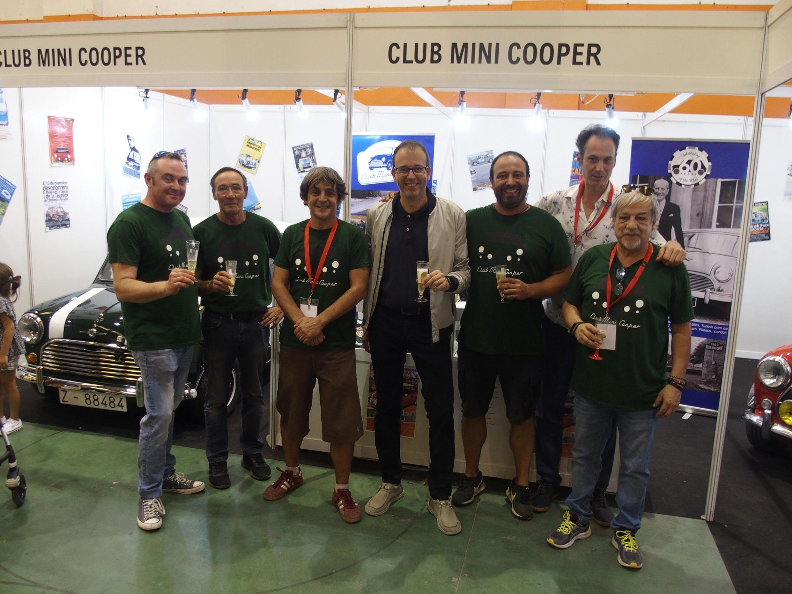 EL ALCALDE CON LOS MIEMBROS DEL CLUB MINI COOPER, CON UN STAND EN EL SALÓN