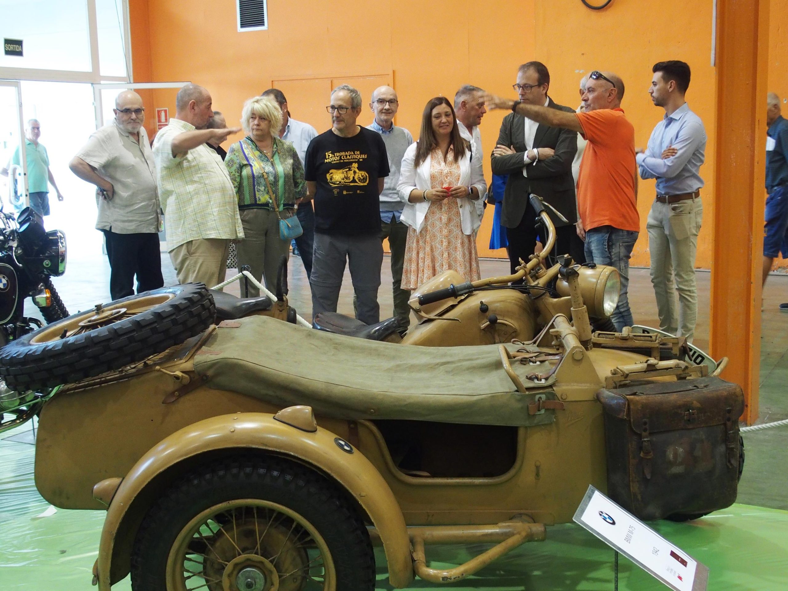 EL COMITÉ ORGANIZADOR CON EL ALCALDE DURANTE LA INAUGURACIÓN DEL SALÓN EXAMINANDO ALGUNAS DE LAS MOTOS EXPUESTAS