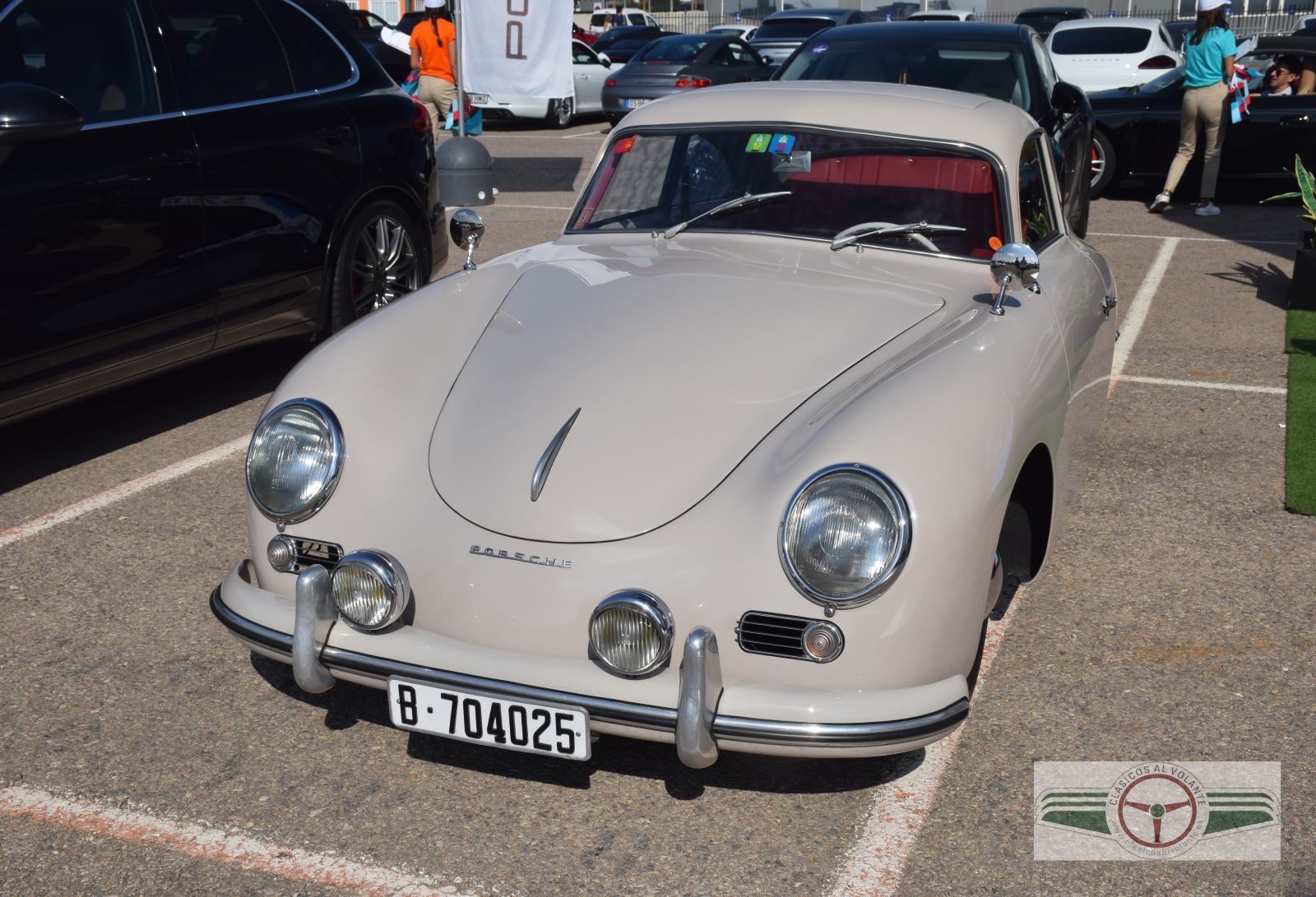 EN ESTA CONCENTRACIÓN NO PODÍA FALTAR UN PORSCHE 356

