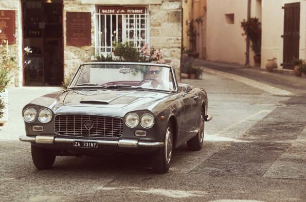 BRAD PITT SE PONE AL VOLANTE DEL LANCIA FLAMINIA GT CONVERTIBILE EN LA ÚLTIMA CAMPAÑA DE DE’LONGHI