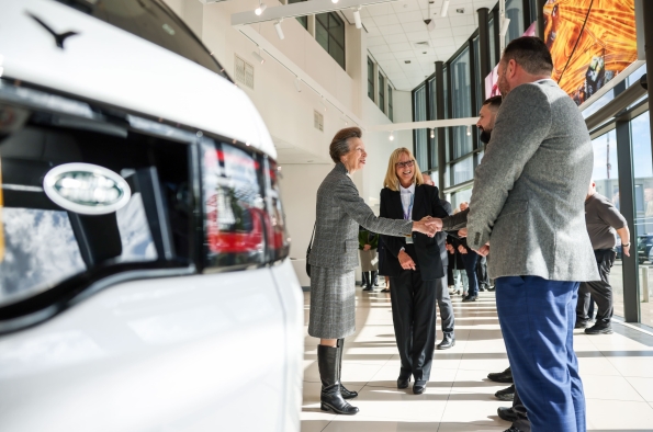 SAR LA PRINCESA REAL VISITA LA PLANTA DE PRODUCCIÓN DE JLR EN HALEWOOD PARA CELEBRAR SUS 60 AÑOS FABRICANDO VEHÍCULOS