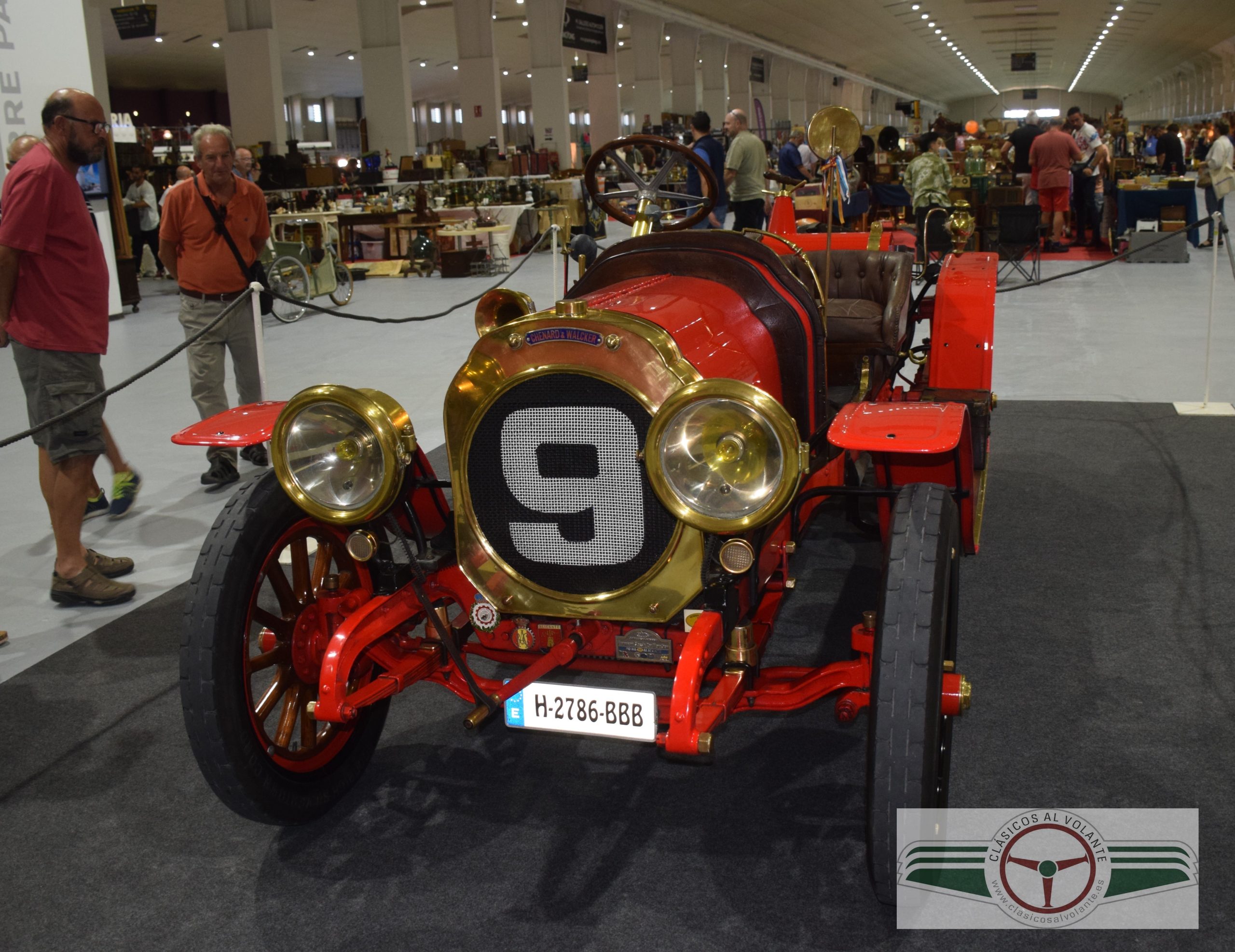 UN IMPRESIONANTE CHENARD & WALCKER DE 1907 DABA LA BIENVENIDA A LOS VISITANTES. 