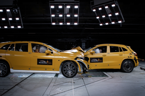 LOS VEHÍCULOS ELÉCTRICOS DE MERCEDES-BENZ DEMUESTRAN SU SEGURIDAD