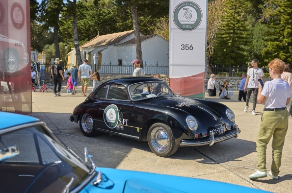 CENTENARES DE VEHÍCULOS PORSCHE DE TODAS LAS ÉPOCAS ACUDEN AL ACTO