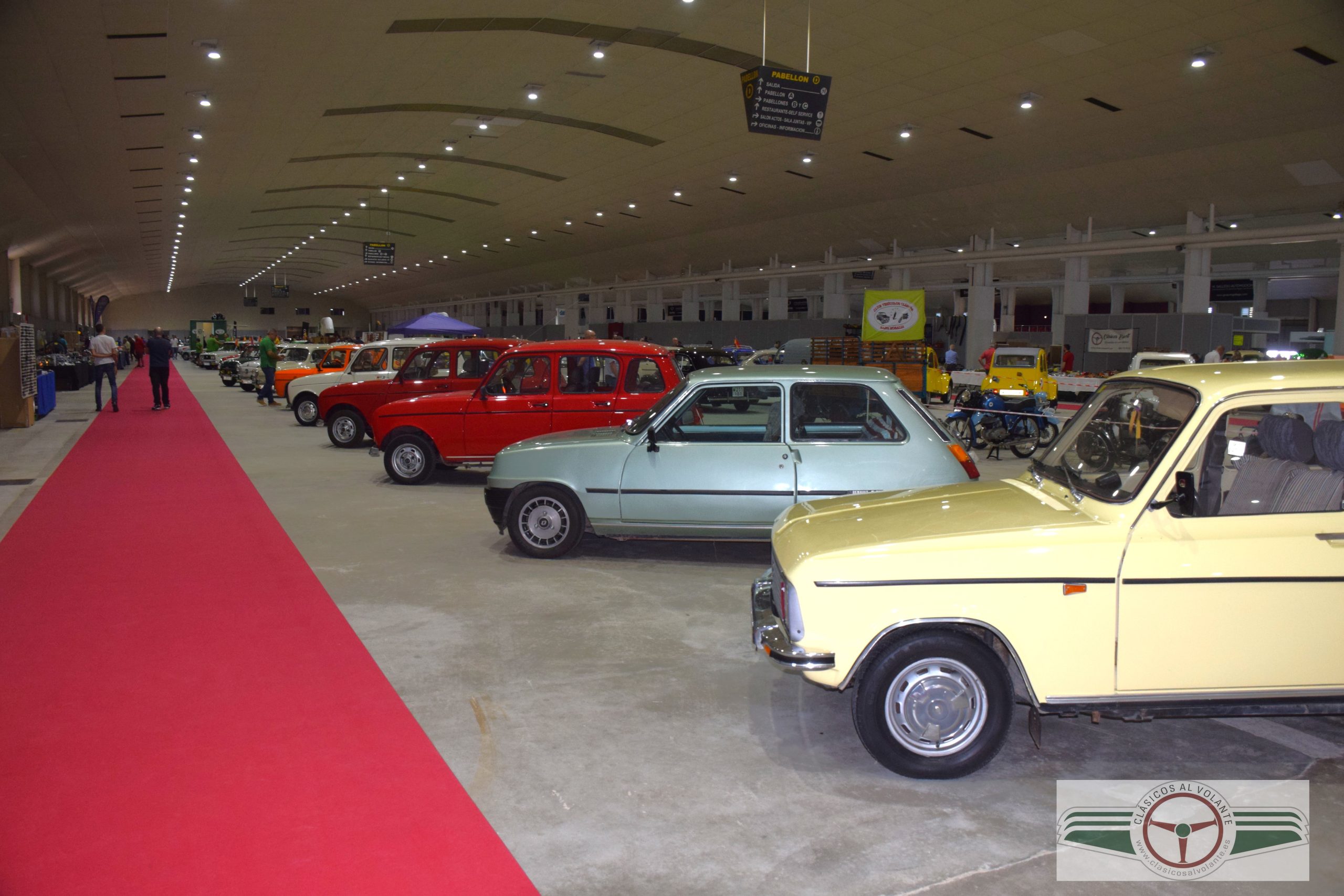 LOS VISITANTES A RETROAUTO MURCIA PUDIERON ADMIRAR UNA EXTENSA MUESTRA DE CLÁSICOS POPULARES DE RENAULT Y SEAT