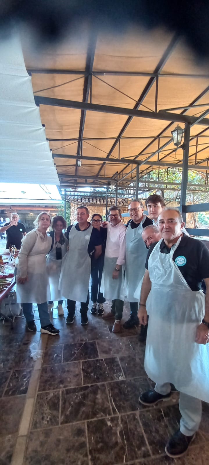 CALÇOTADA ACOMPAÑADA CON PARRILLADA DE CARNE Y EMBUTIDOS