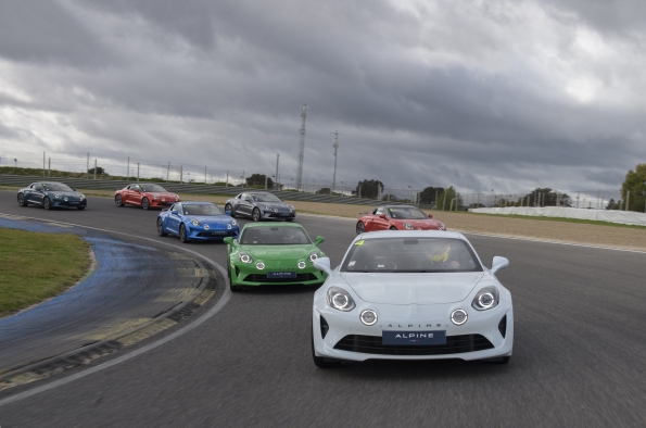 LA PISTE BLEUE REÚNE A MÁS DE 200 CLIENTES Y AFICIONADOS DE ALPINE EN EL CIRCUITO DEL JARAMA