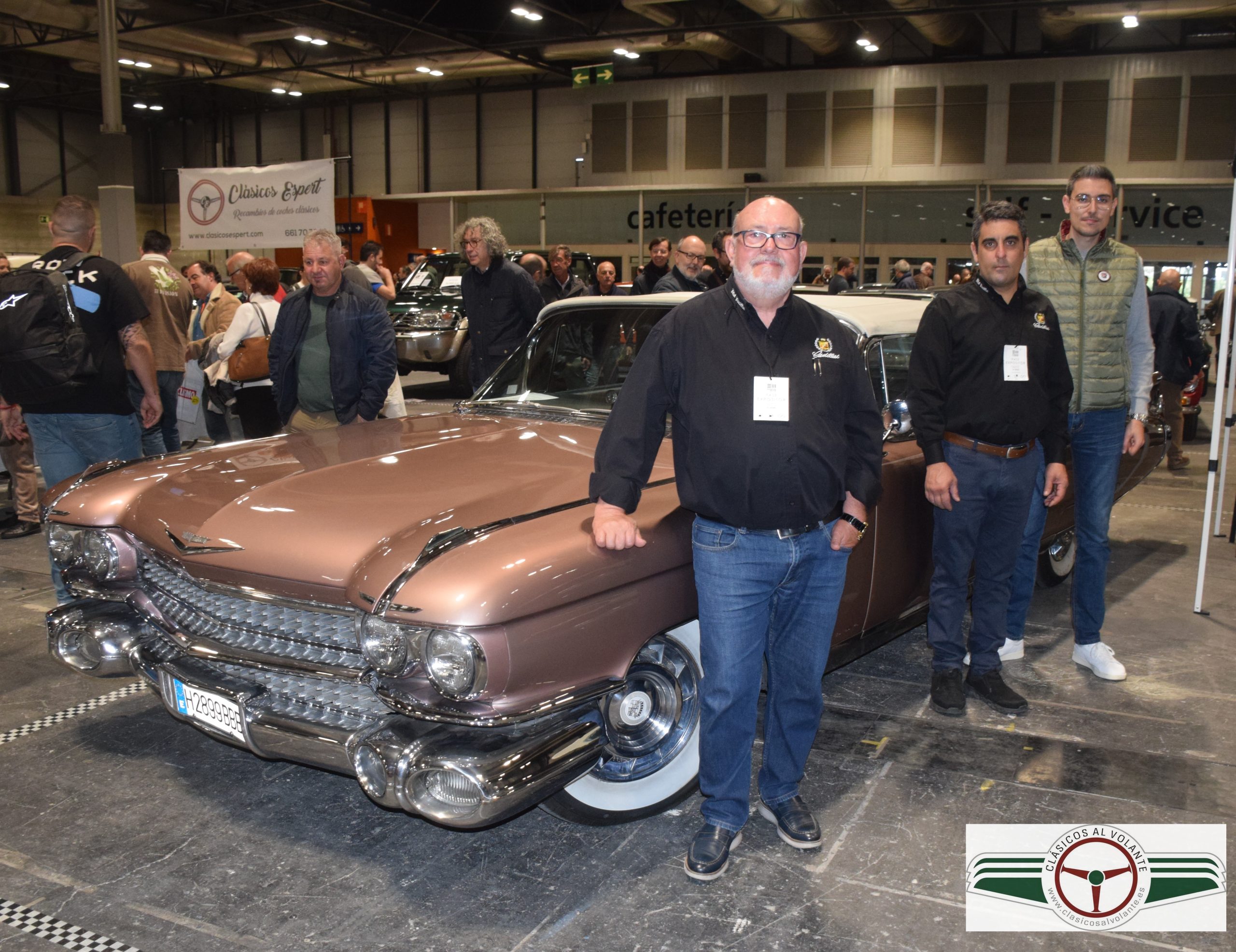 LOS MIEMBROS DE LA JUNTA DIRECTIVA DEL CLUB CADILLAC LASALLE DE ESPAÑA ANTONIO TERUEL MORENO (VOCAL), RUBÉN GIL GARCÍA ROJO (PRESIDENTE) Y RAFAEL SÁNCHEZ DELGADO (SECRETARIO) 