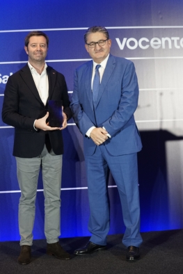 VÍCTOR SARASOLA, DIRECTOR COMERCIAL DE CUPRA ESPAÑA, FUE EL ENCARGADO DE RECOGER EL GALARDÓN OTORGADO EN LOS PREMIOS EMPRESARIALES VOCENTO 2023 EN LA CATEGORÍA DE “POSICIONAMIENTO DE MARCA” 