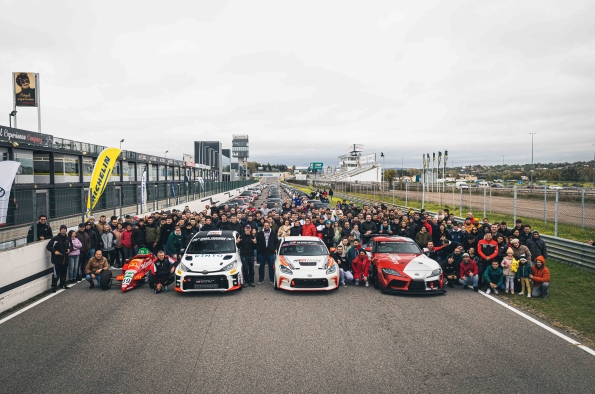 FOTO DE FAMILIA EN LA RECTA DE META DEL JARAMA DEL III TOYOTA GR DAY 2023

